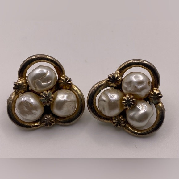 Coro Triple Pearl Gold Tone Clip On Earrings Signed - Picture 1 of 4